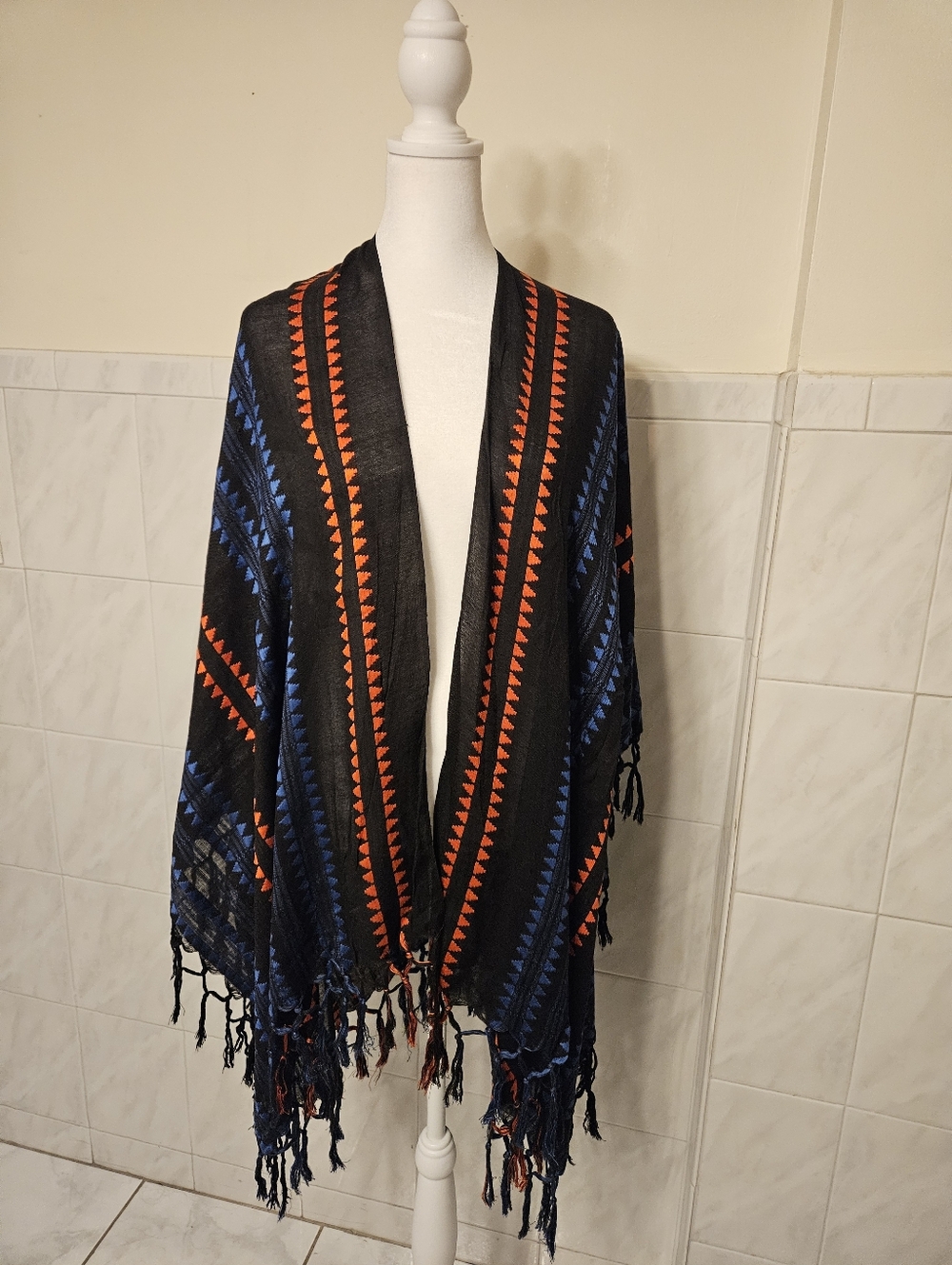 VINCE CAMUTO BOX FRINGE TOPPER